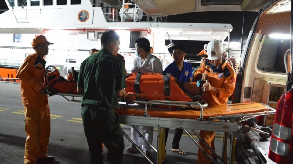 Chinese crew member suffering stroke at sea rescued in Vietnam